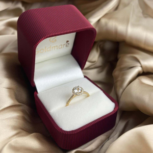 Pierścionek z Białym Szafirem 0,60ct i Brylantami 024ct ze złota próby 585. W-551