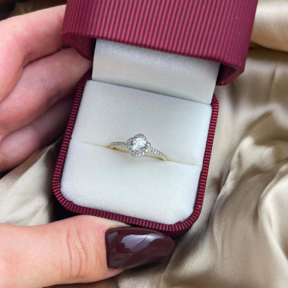 Pierścionek z Białym Szafirem 0,60ct i Brylantami 0,13ct ze złota próby 585. W-0603BSZ