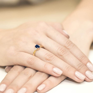 Złoty pierścionek z Szafirem 0,60ct i Diamentami złoto próby 585. W-0002SZA