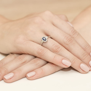 Złoty pierścionek z Szafirem 0,70ct i Diamentami próby 585. W-0312SZA