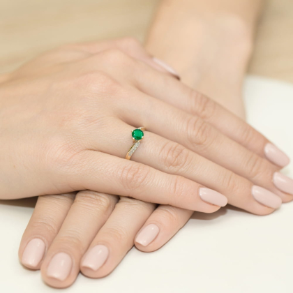 Pierścionek ze Szmaragdem 0,50ct i Brylantami - złoto próby 585. W-0084SZM