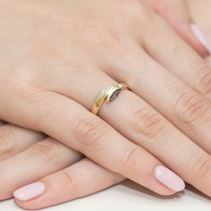 Złoty pierścionek z czarnymi i białymi Brylantami 0,05ct - złoto próby 585. W-0107