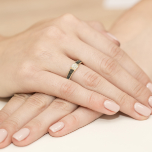 Pierścionek z białymi 0,05ct i czarnymi 0,14ct Diamentami z białego złota próby 585. W-0297CZB