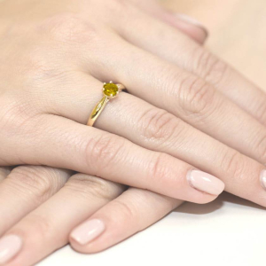 Pierścionek z Cytrynem 0,50ct i Brylantami - złoto próby 585. W-0074C