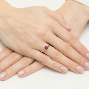 Pierścionek z Rubinem 0,60ct i Brylantami ze złota żółtego/białego próba 585. W-0557R