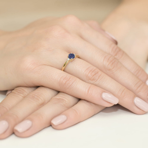 Zaręczynowy pierścionek z Szafirem 0,50ct i Brylantami złoto próby 585. W-0010SZA