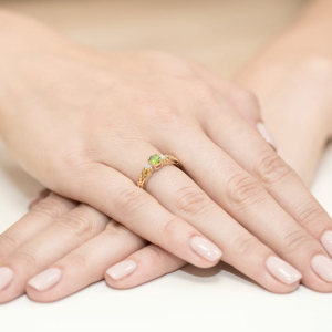 Pierścionek ze złota próby 585 z Oliwinem 0,60ct i Brylantami. W-0014O