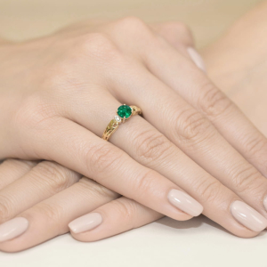 Pierścionek ze złota próby 585 z Szmaragdem 0,50ct i Brylantami. W-0014SZM