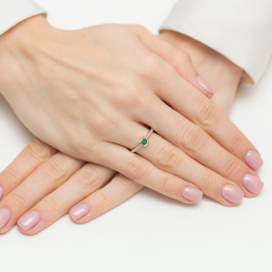 Pierścionek ze Szmaragdem 0,15ct i Brylantami złoto próby 585. W-0435SZM