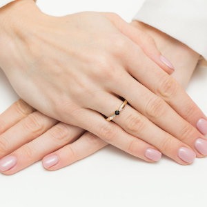 Pierścionek z Czarnym Diamentem 0,12ct i Brylantami ze złota próby 585. W-0469CZD