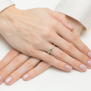 Pierścionek klasyczny ze Szmaragdem 0,15ct i Brylantami 0,06ct ze złota próby 585. W-0613SZ