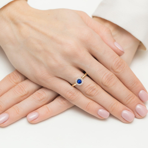 Pierścionek z Szafirem 0,50ct i Diamentami 0,103ct ze złota próby 585. W-0622SZ