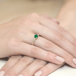 Złoty pierścionek ze Szmaragdem 0,50ct i Brylantami ze złota próby 585. W-0066SZM