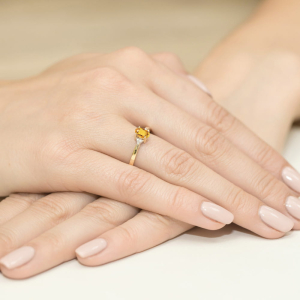 Pierścionek z Cytrynem 0,60ct i Diamentami ze złota próby 585. W-0301C