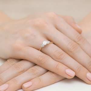 Pierścionek z Białym Szafirem 0,60 ct i Diamentami 0,18 ct ze złota próby 585. W-0451BSZD