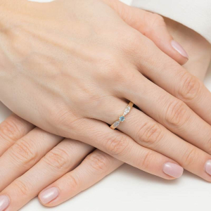 Pierścionek z Topazem 0,15ct i Brylantami z żółtego złota próby 585. W-0613T