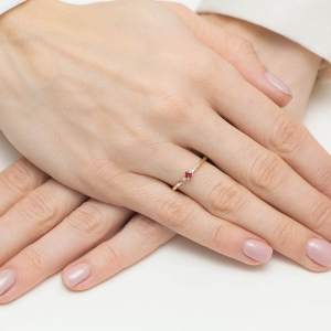 Złoty pierścionek z Rubinem 0,15ct i Brylantami ze złota próby 585. W-0464R