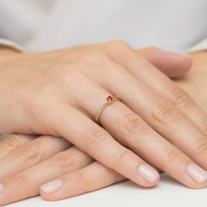 Pierścionek z Rubinem 0,15ct i Brylantami ze złota próby 585. W-0465R