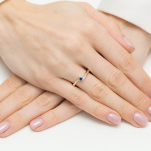 Pierścionek z Szafirem 0,15ct i Brylantami ze złota próby 585. W-0262SZA