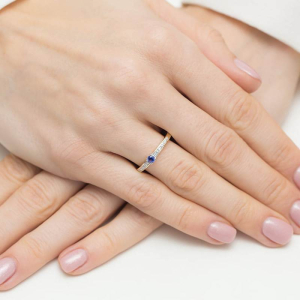 Pierścionek z Szafirem 0,15ct i Brylantami ze złota próby 585. W-0288SZA