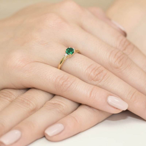 Zaręczynowy pierścionek ze Szmaragdem 0,50ct i Brylantami złoto próby 585. W-0010SZM
