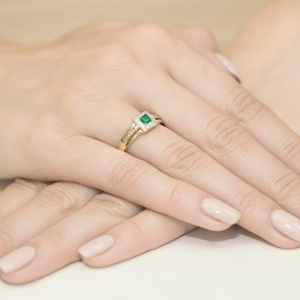 Złoty pierścionek ze Szmaragdem 0,15ct i Brylantami żółte złoto próby 585. W-0271SZM