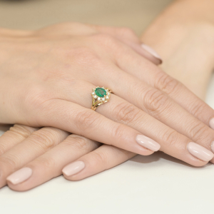 Złoty pierścionek ze Szmaragdem 0,80ct i Brylantami żółte złoto próby 585. W-0037SZM
