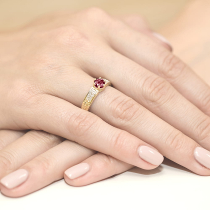 Złoty pierścionek z Rubinem 0,60ct i Brylantami żółte złoto próby 585. W-0075R