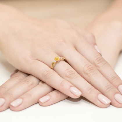 Pierścionek ze złota próby 585 z Cytrynem 0,50ct i Brylantami. W-0014C