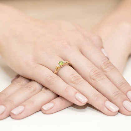 Pierścionek ze złota próby 585 z Oliwinem 0,60ct i Brylantami. W-0014O