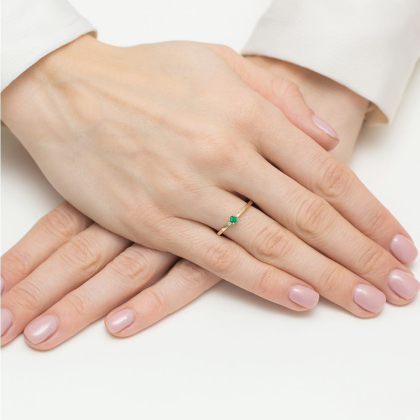 Pierścionek ze Szmaragdem 0,15ct i Diamentami ze złota próby 585. W-0464SZM