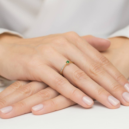 Pierścionek ze Szmaragdem 0,15ct i Diamentami ze złota próby 585. W-0465SZM