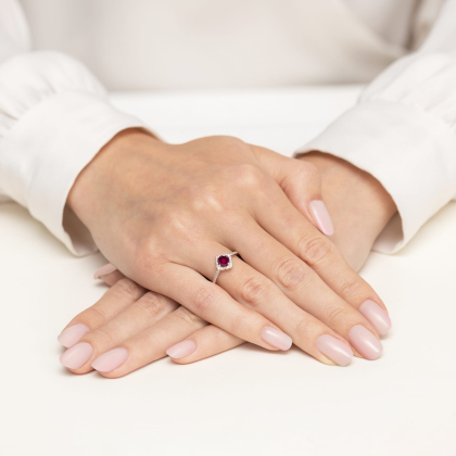 Pierścionek z Rodolitem 0,60ct i Brylantami 0,13ct ze złota próby 585. W-0603RD