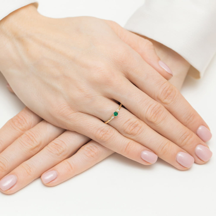 Pierścionek ze Szmaragdem 0,15ct i Brylantami 0,046ct ze złota próby 585. W-0614SZM