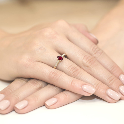Pierścionek zaręczynowy z Rodolitem 0,50ct i Brylantami, złoto próby 585. W-0067RO