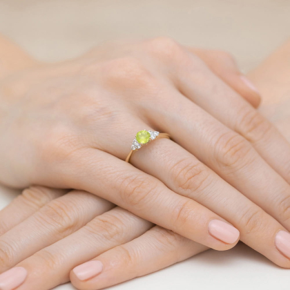 Pierścionek z Oliwinem 0,60 ct i Diamentami 0,18ct ze złota próby 585. W-0451OD