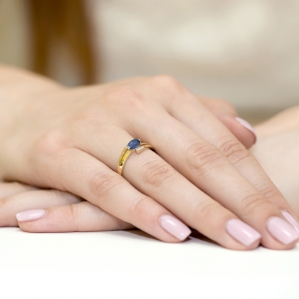 Pierścionek ze złota z Szafirem 0,70ct i Diamentami próby 585. W-0119SZA