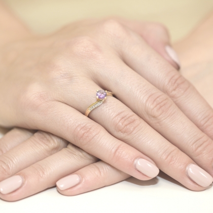 Pierścionek z Ametystem 0,50ct i Brylantami z żółtego złota próby 585. W-0084A