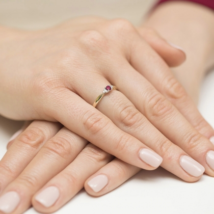 Pierścionek z Rubinem 0,15ct i Brylantami ze złota próba 585. W-0428R