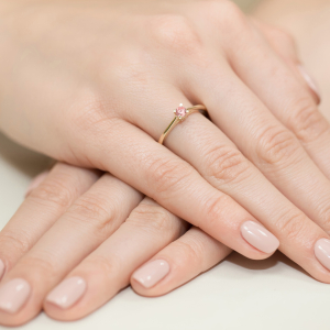 Pierścionek z różowym Diamentam Laboratoryjnym 0,15ct z żółtego złota próby 585. W-0367LAB/róż