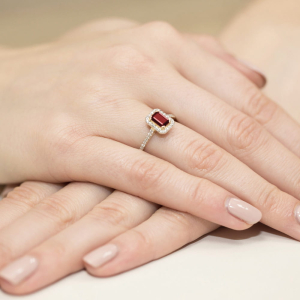 Złoty Pierścionek z Rubinem 0,80ct i Brylantami żółte/białe złoto próba 585. W-0403R