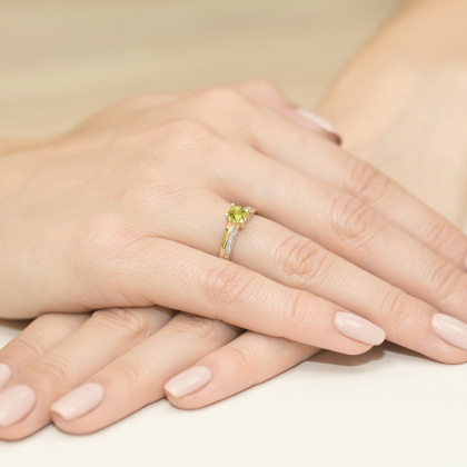 Pierścionek ze złota próby 585 z Oliwinem 0,60ct i Brylantami. W-0106O