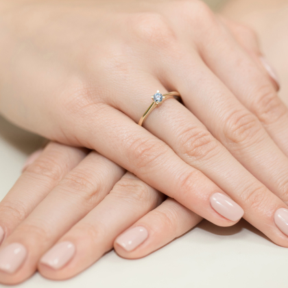 Pierścionek z niebieskim Diamentam Laboratoryjnym 0,15ct z żółtego złota próby 585. W-0367LAB/niebieski